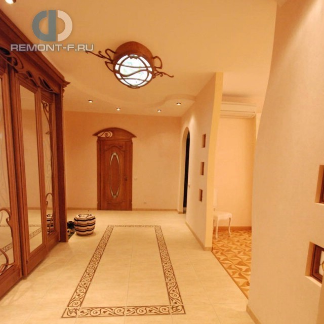 Интерьер коридора с керамическим ковром
