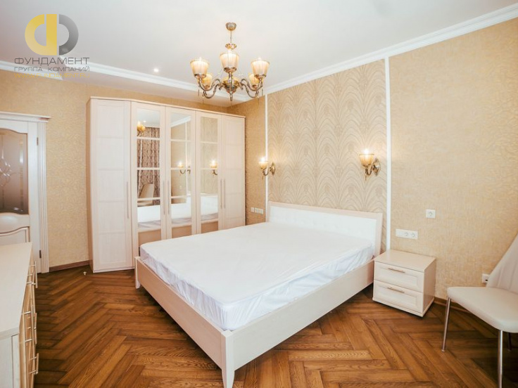 Фото ремонта спальни в трёхкомнатной квартире 86 кв.м в классическом стиле – фото 7