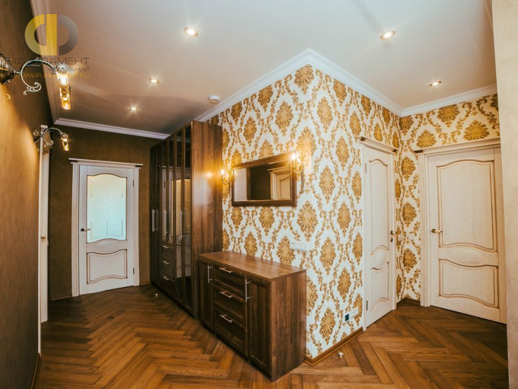 Фото ремонта коридора в трёхкомнатной квартире 86 кв.м в классическом стиле – фото 9