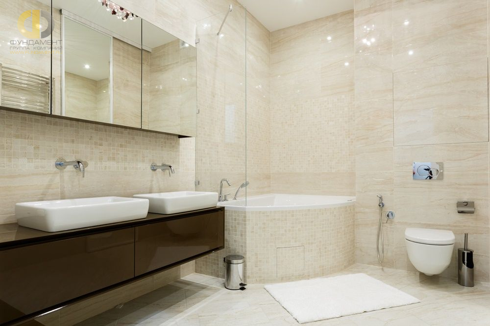 Интерьер ванной комнаты в кремовых тонах с мозаичной отделкой