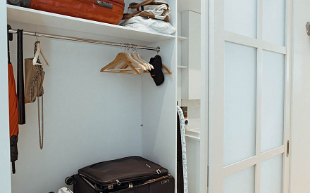 Дизайн интерьера гардероба в однокомнатной квартире 55 кв.м в стиле лофт22