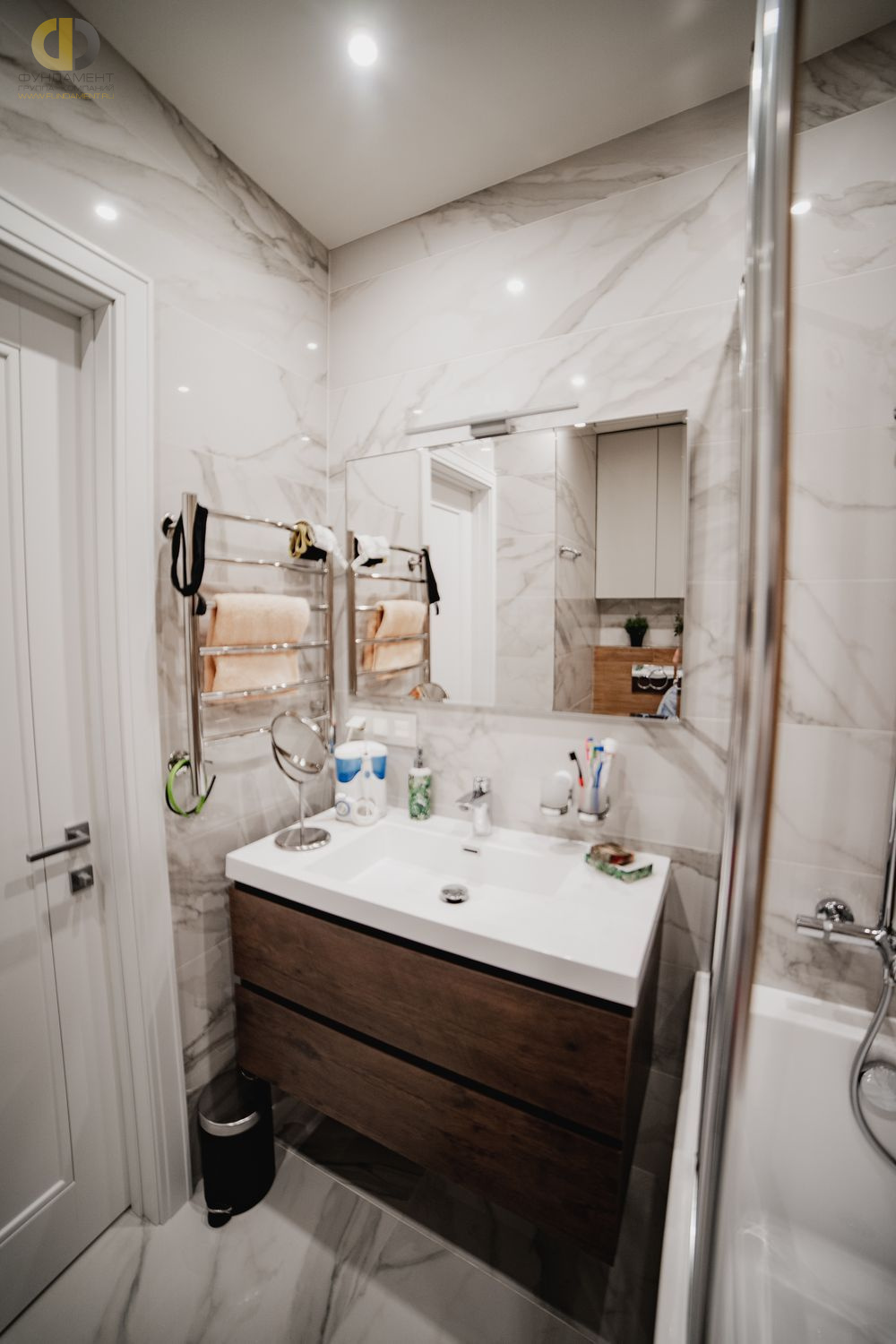 Фото ремонта ванной в трёхкомнатной квартире 89 кв.м в современном стиле