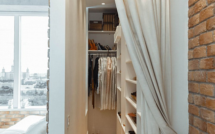 Дизайн интерьера гардероба в однокомнатной квартире 55 кв.м в стиле лофт26