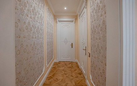 Фото коридора в стиле классическом-13