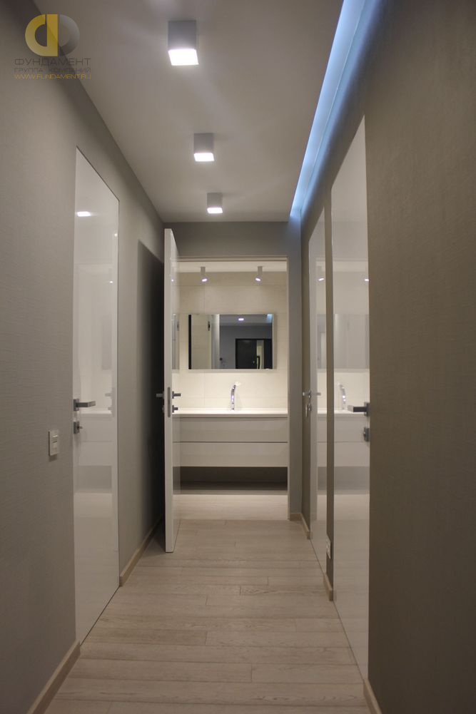 Фото ремонта трехкомнатной квартиры в стиле минимализм. Реальная фотография коридора – фото 151