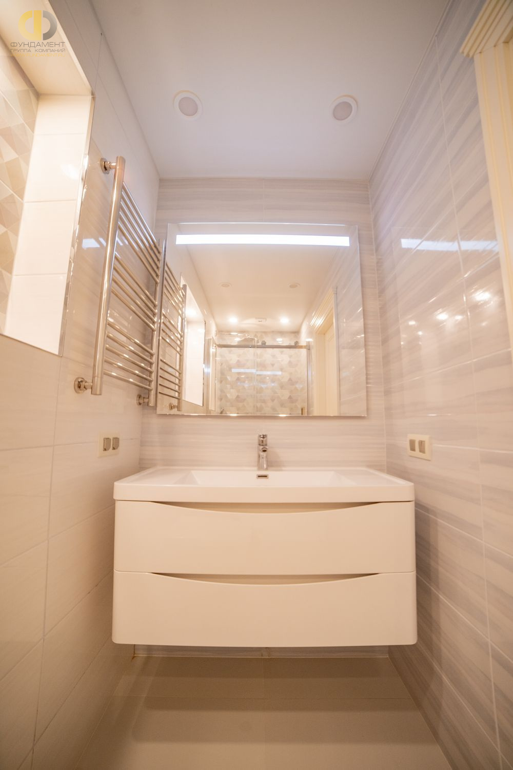 Фото ремонта ванной в четырёхкомнатной квартире 126 кв.м в стиле неоклассика – фото 101