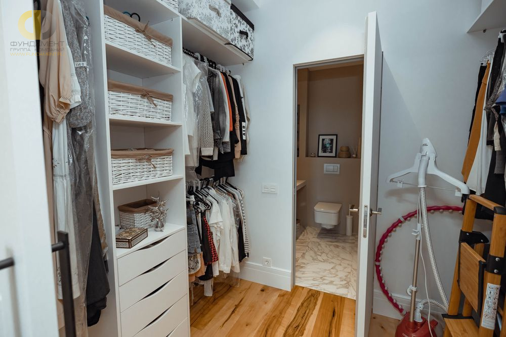 Дизайн интерьера гардероба в однокомнатной квартире 55 кв.м в стиле лофт – фото 29