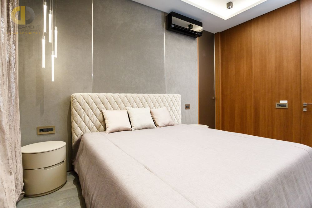 Фото ремонта  спальни в трехкомнатной квартире 120 кв. м в современном стиле