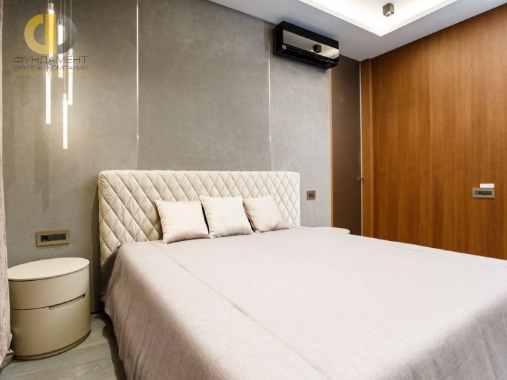 Фото ремонта  спальни в трехкомнатной квартире 120 кв. м в современном стиле