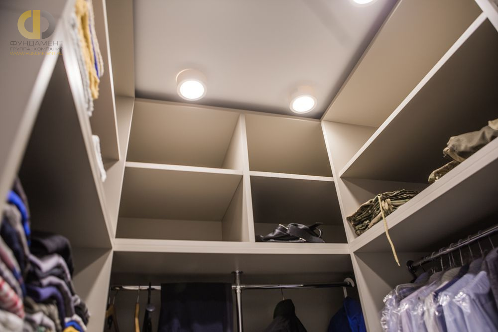 Фото ремонта гардероба в трёхкомнатной квартире 109 кв.м в стиле минимализм