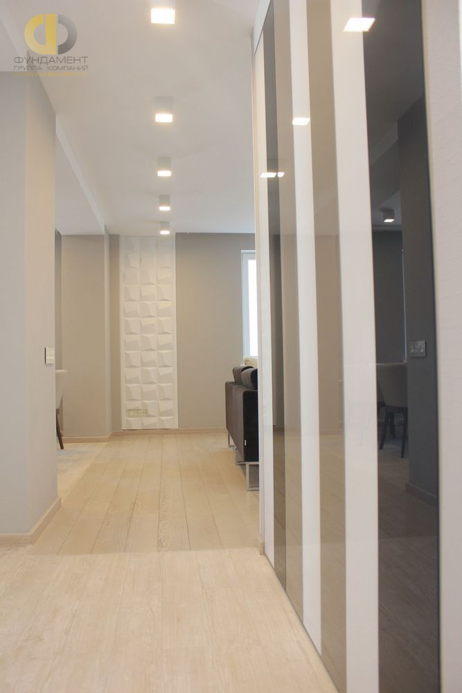 Фото ремонта трехкомнатной квартиры в стиле минимализм. Реальная фотография коридора – фото 153
