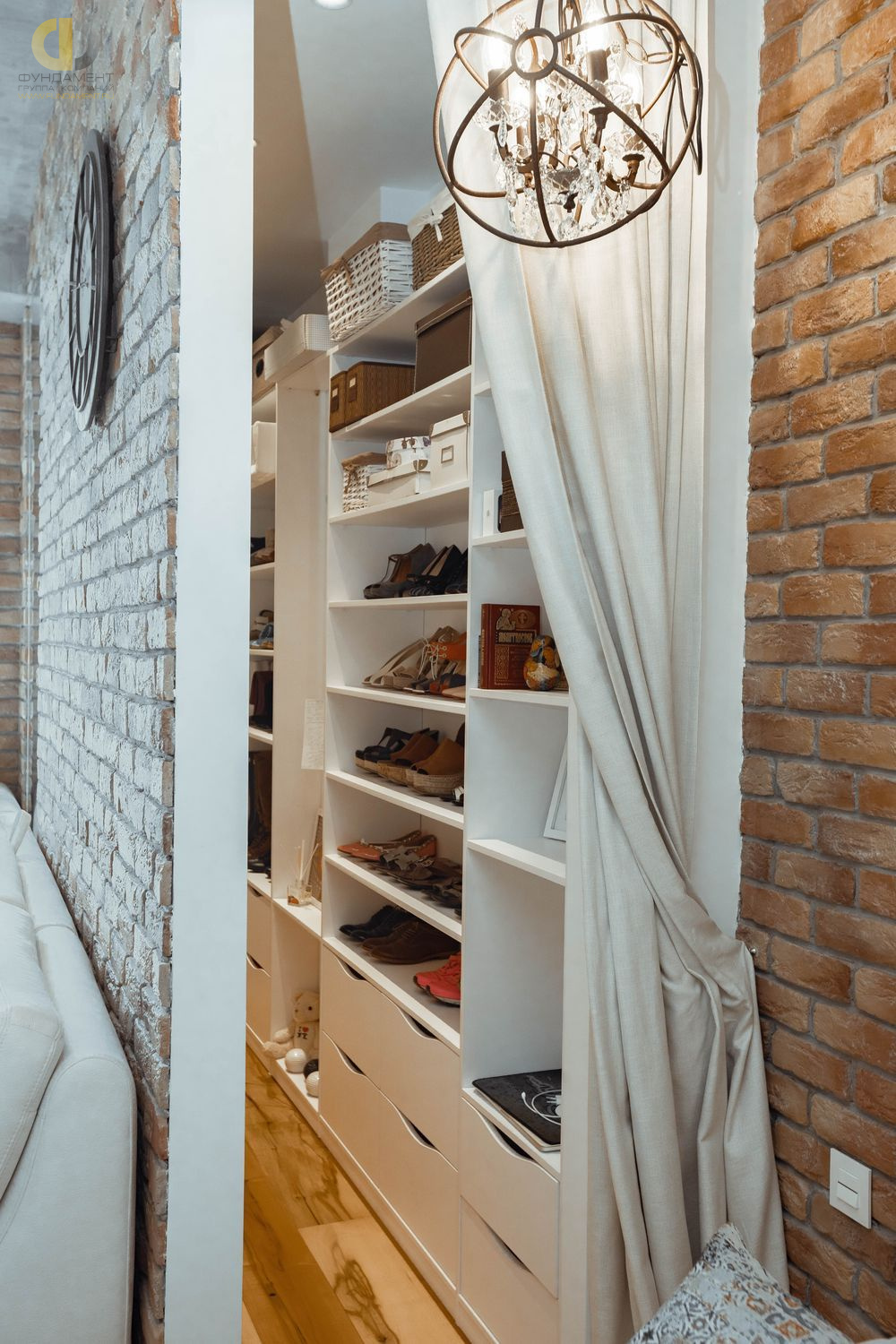 Дизайн интерьера гардероба в однокомнатной квартире 55 кв.м в стиле лофт – фото 2