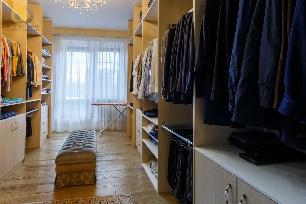 Интерьер гардеробной в квартире в классическом стиле