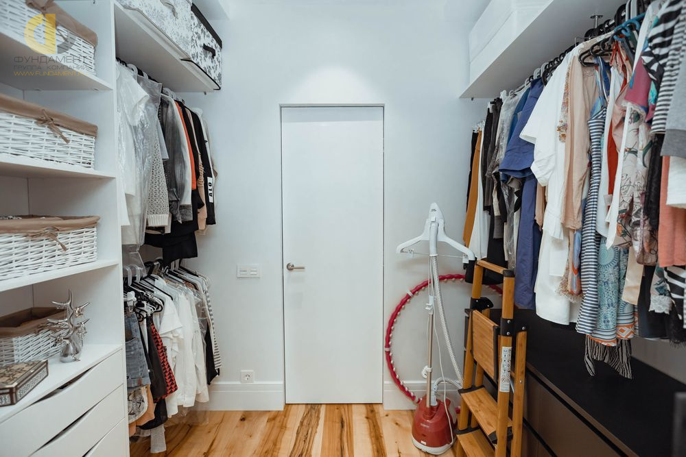 Дизайн интерьера гардероба в однокомнатной квартире 55 кв.м в стиле лофт – фото 30