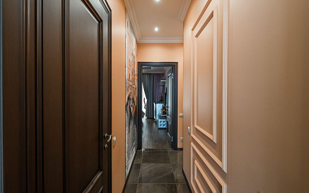 Ремонт коридора в трехкомнатной квартире 111 кв. м в стиле эклектика