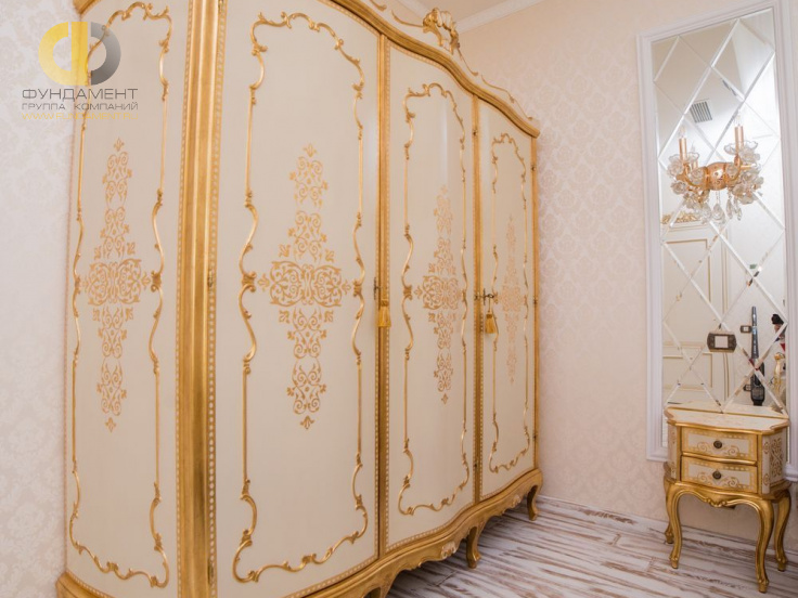 Фото ремонта спальни в трехкомнатной квартире 100 кв. м в классическом стиле