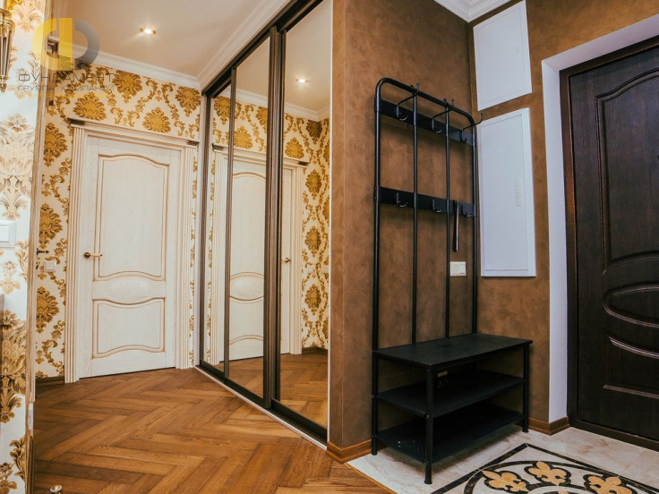 Фото ремонта коридора в трёхкомнатной квартире 86 кв.м в классическом стиле – фото 8