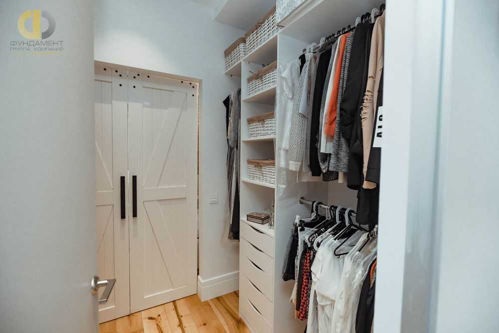 Дизайн интерьера гардероба в однокомнатной квартире 55 кв.м в стиле лофт – фото 28