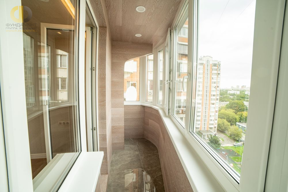 Фото ремонта балкона в четырёхкомнатной квартире 126 кв.м в стиле неоклассика – фото 14