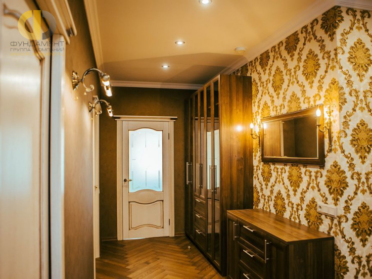 Фото ремонта коридора в трёхкомнатной квартире 86 кв.м в классическом стиле – фото 10