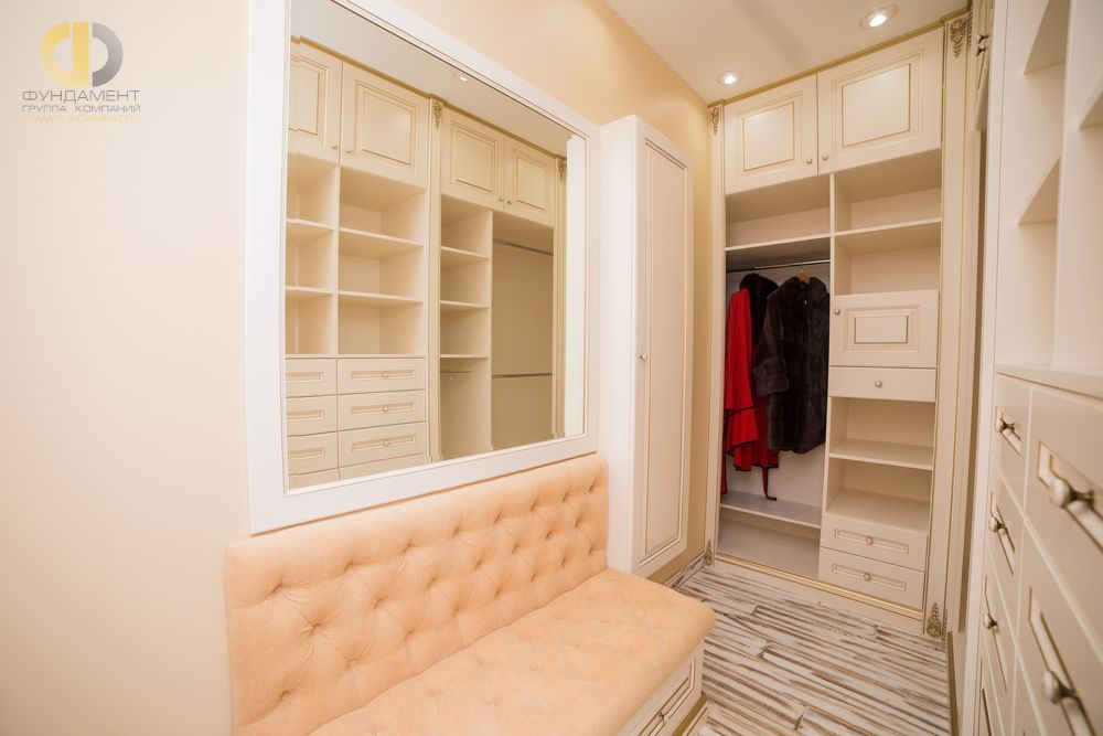 Ремонт гардероба в трехкомнатной квартире 100 кв. м в классическом стиле. Фото интерьера