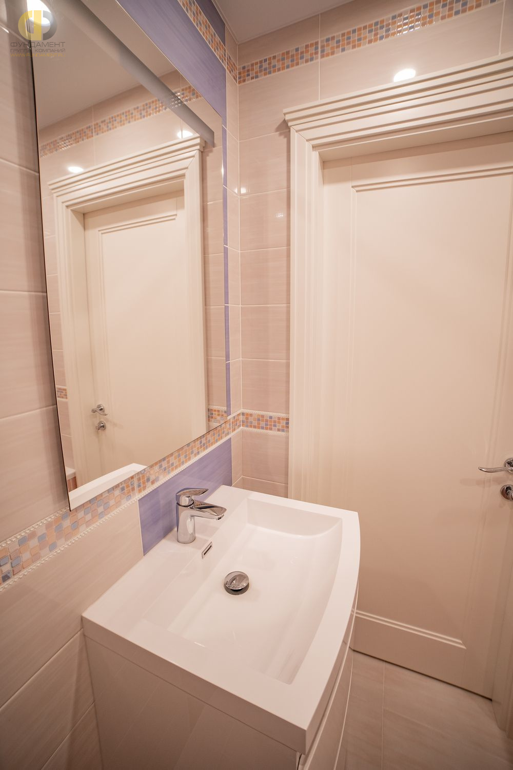 Фото ремонта ванной в четырёхкомнатной квартире 126 кв.м в стиле неоклассика – фото 99