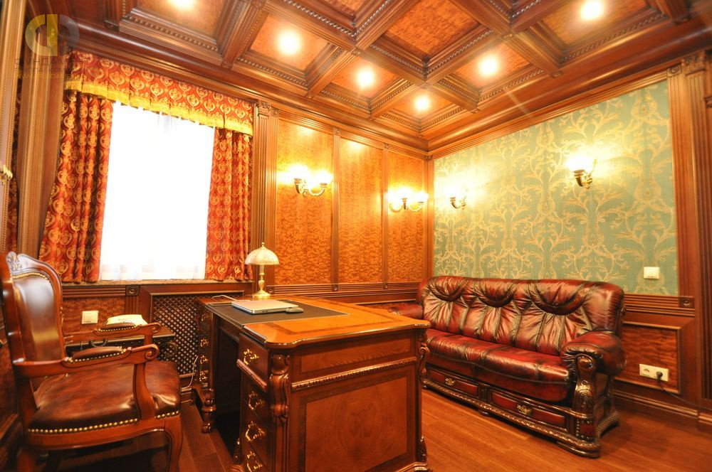 Ремонт четырехкомнатной квартиры в классическом стиле. Реальная фотография кабинета. Фото интерьера